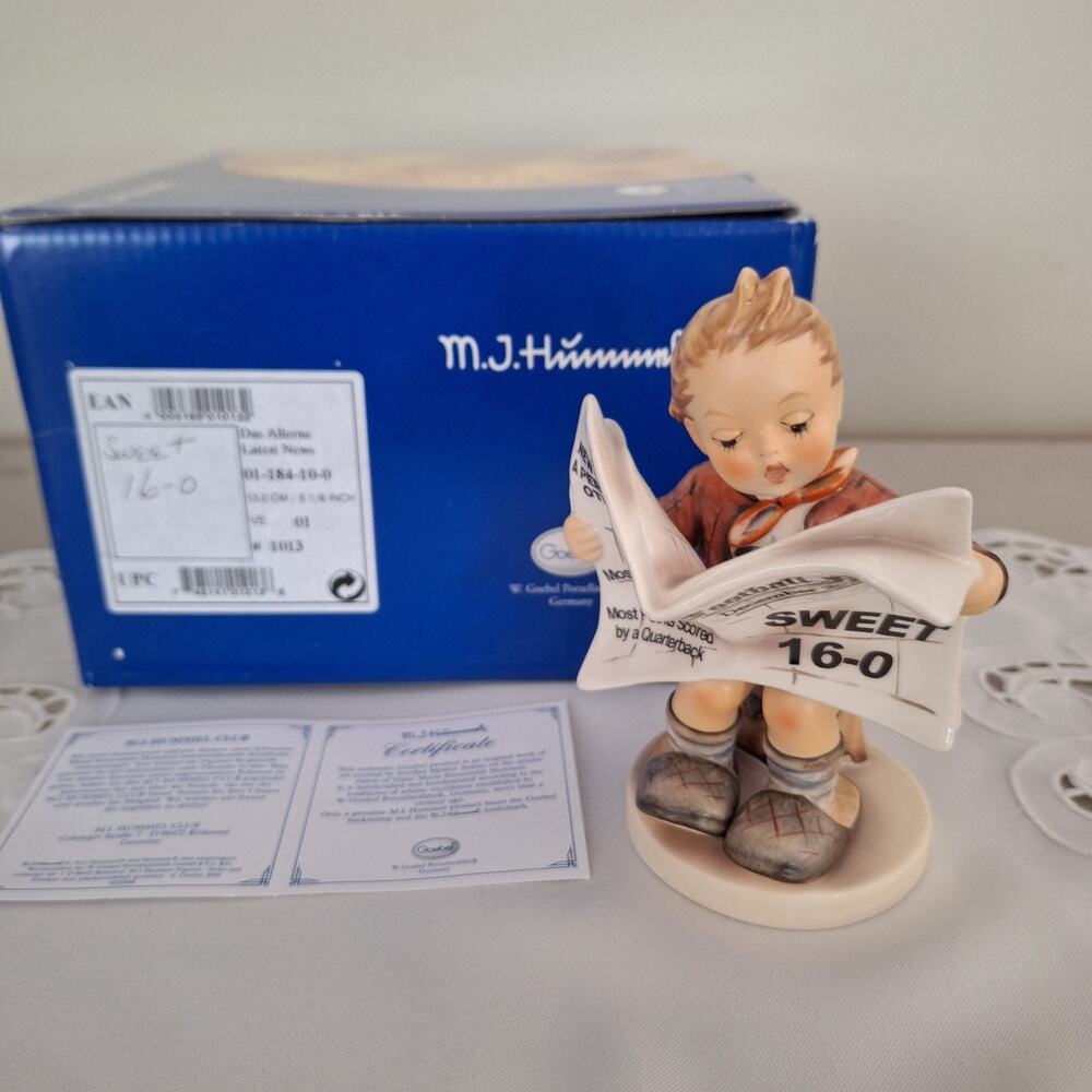 Goebel Hummel Football News 184 Figurine Patriots Undefeated Sweet 16-0 TMK8 Box